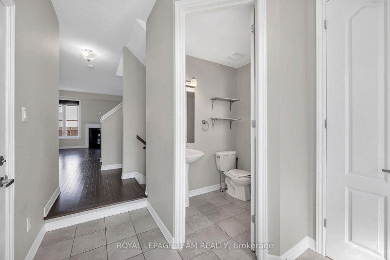 3209 Harvester Cres photo 5