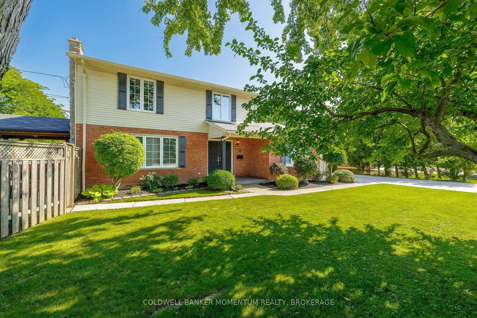212 Livingston Avenue • Grimsby, ON photo 3