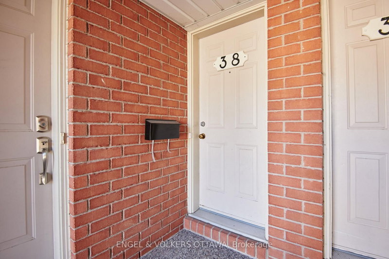 38 Lakepointe Drive