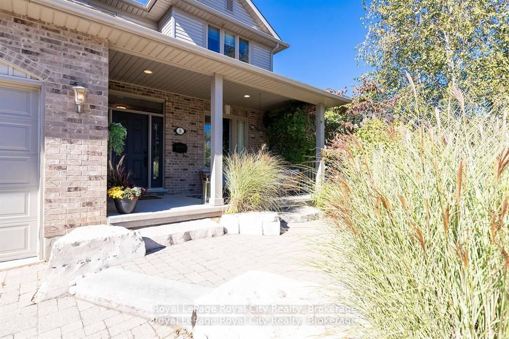 8 Zaduk Place • Guelph, ON photo 3