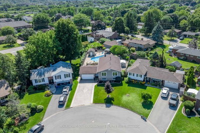 21 Samuel Road • Grimsby, ON photo 2