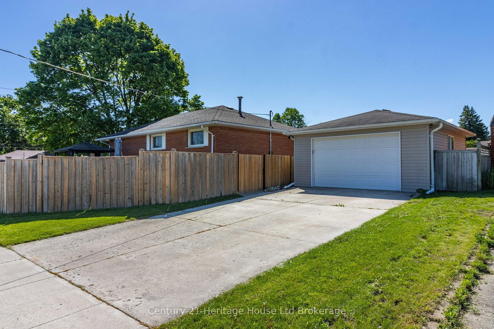 153 Springbank Avenue N • Woodstock, ON photo 2