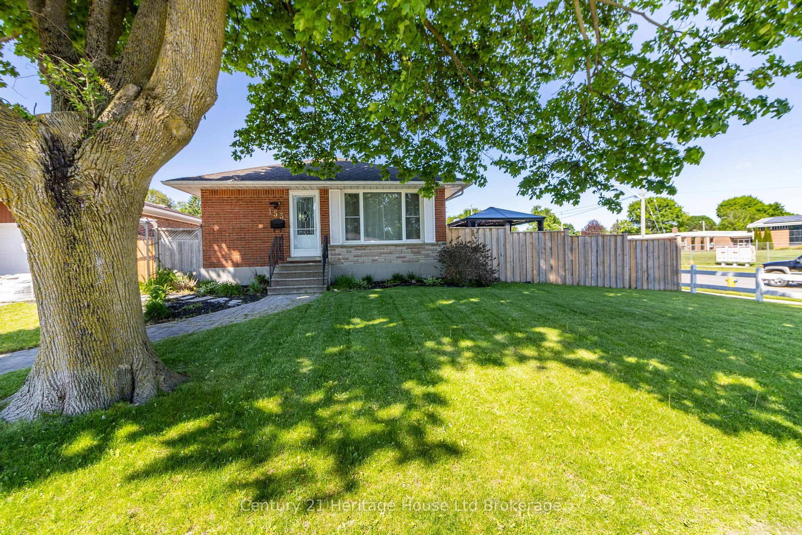 153 Springbank Avenue N • Woodstock, ON photo 4