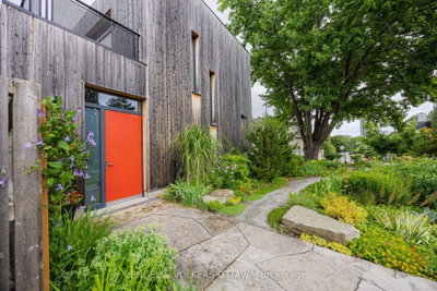 252 Atlantis Avenue • Ottawa, ON photo 2