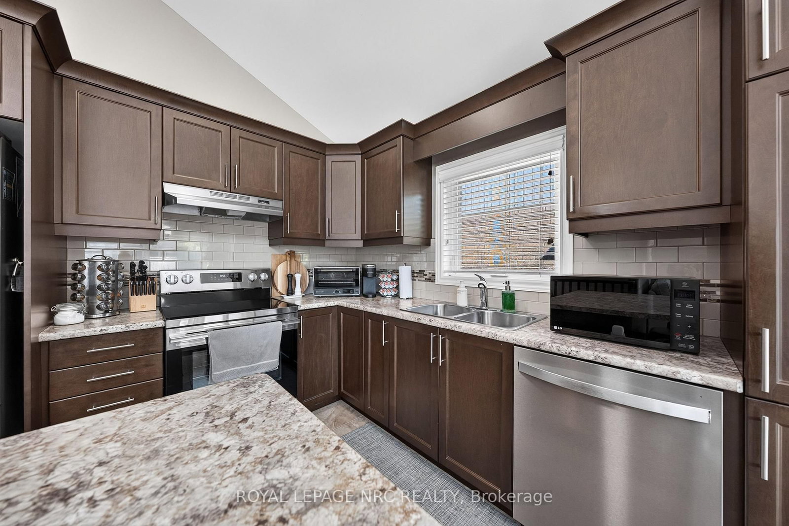 18 Eastman Gateway • Thorold, ON photo 13