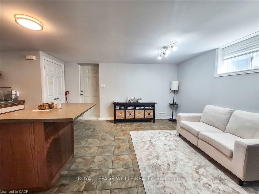 326 Victoria Street S, Unit B - Photo 3