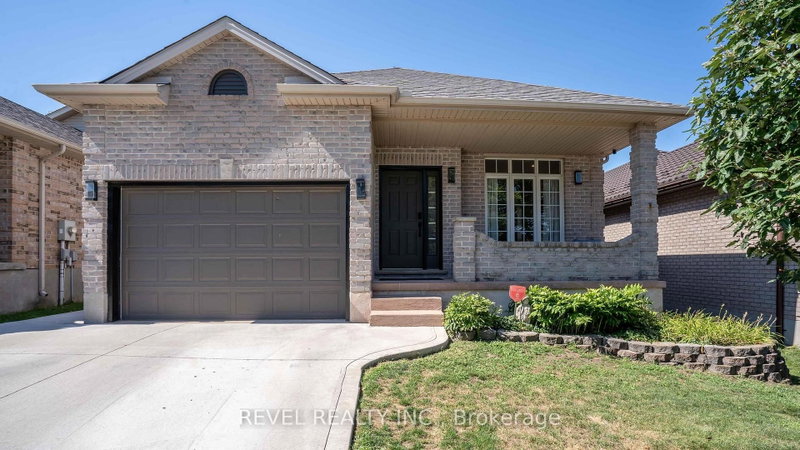857 CRESTHAVEN Crescent