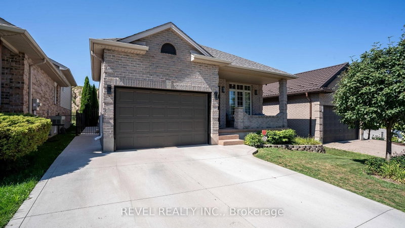 857 CRESTHAVEN Crescent