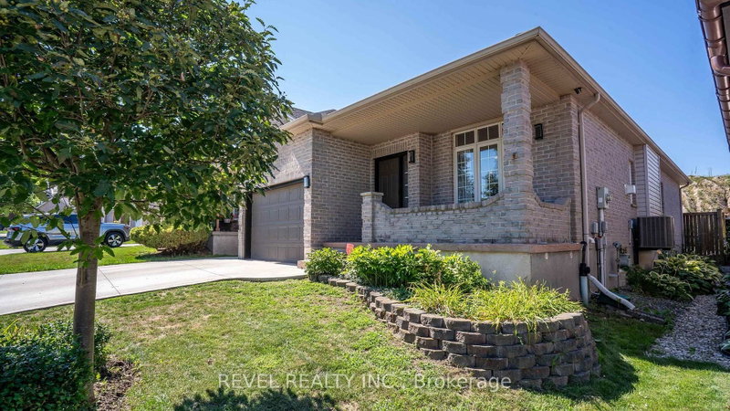 857 CRESTHAVEN Crescent