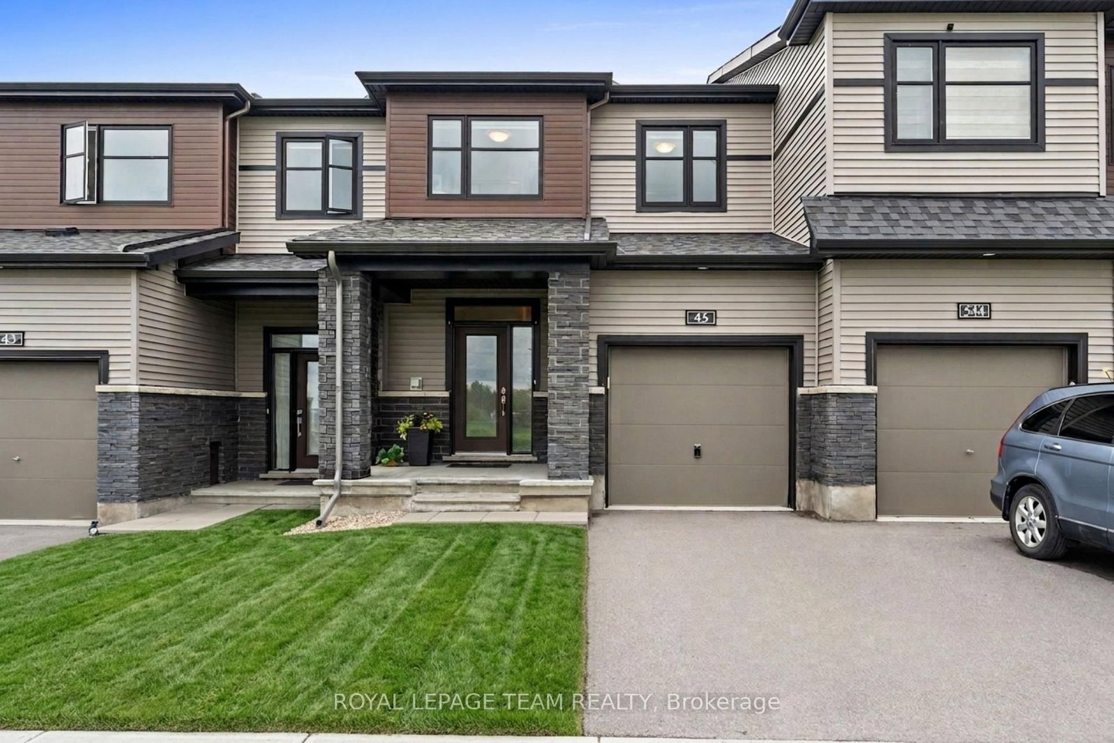 45 Finglas Court • Ottawa, ON photo 1
