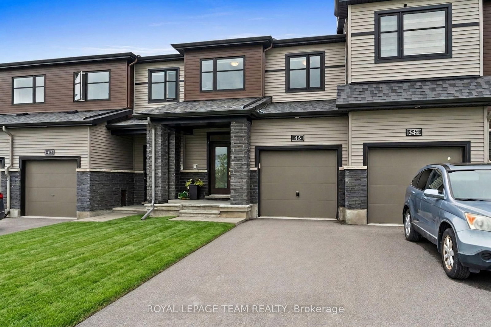 45 Finglas Court • Ottawa, ON photo 3