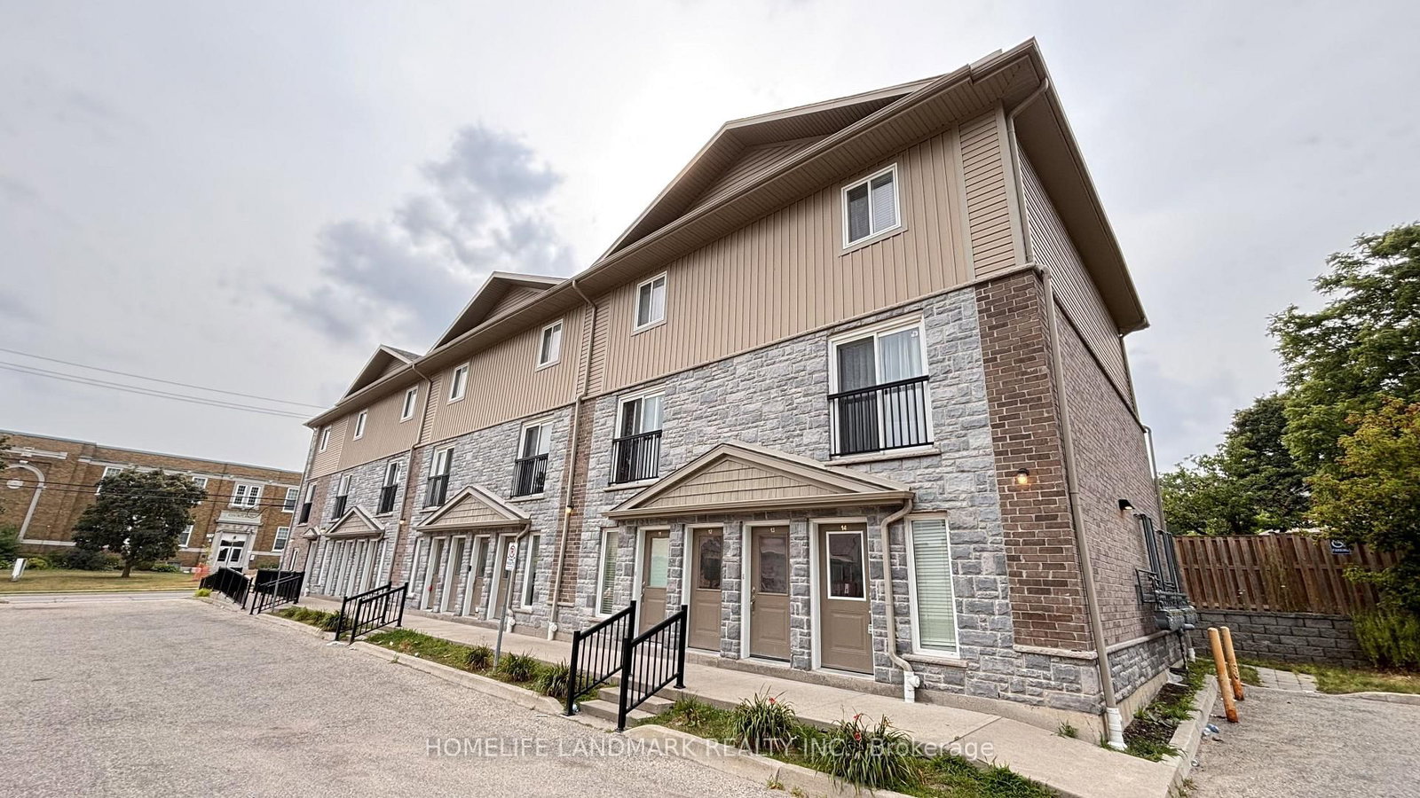 122 COURTLAND Avenue E • Waterloo, ON photo 1