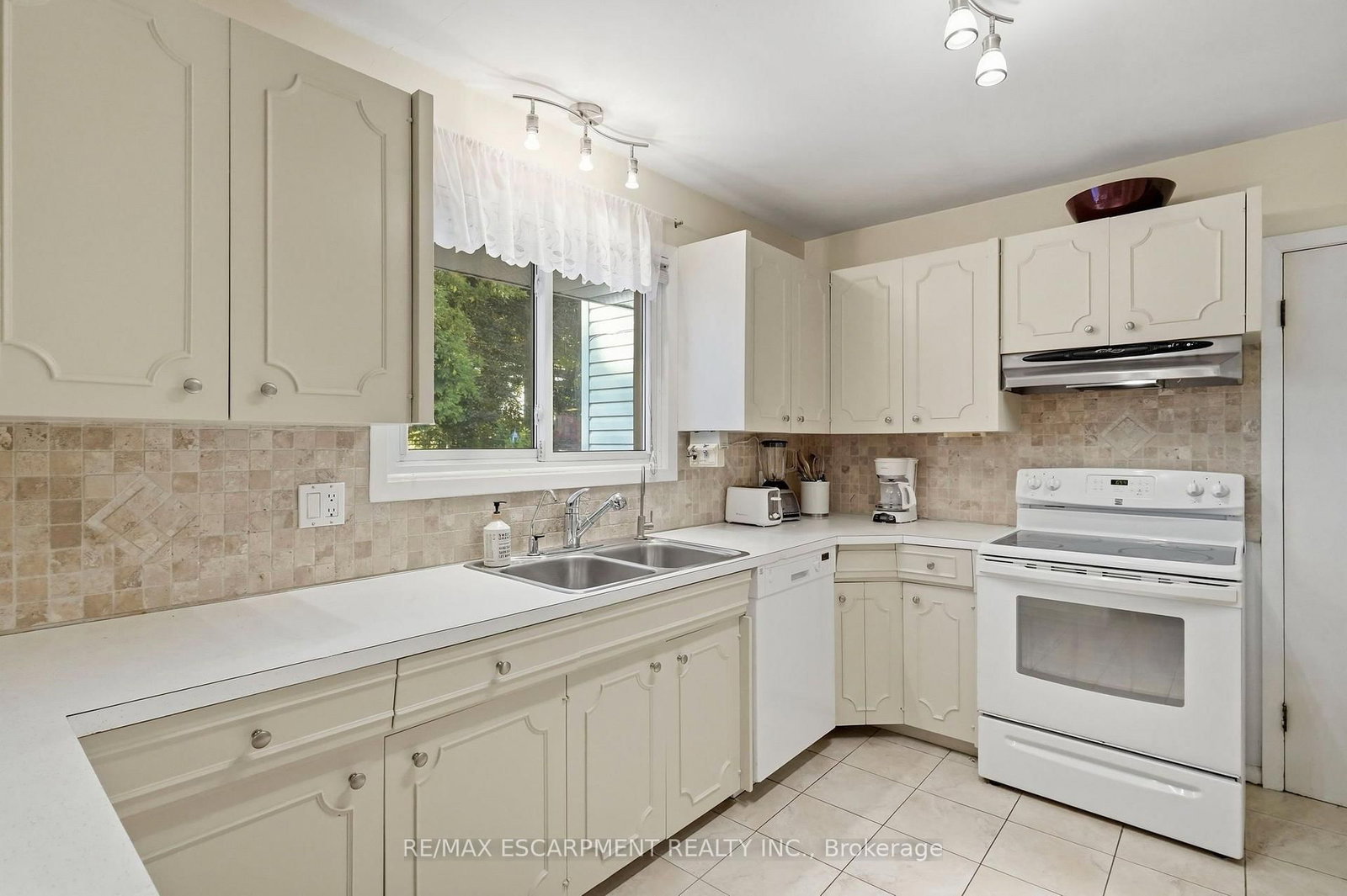 31 Valerie Drive • St. Catharines, ON photo 10