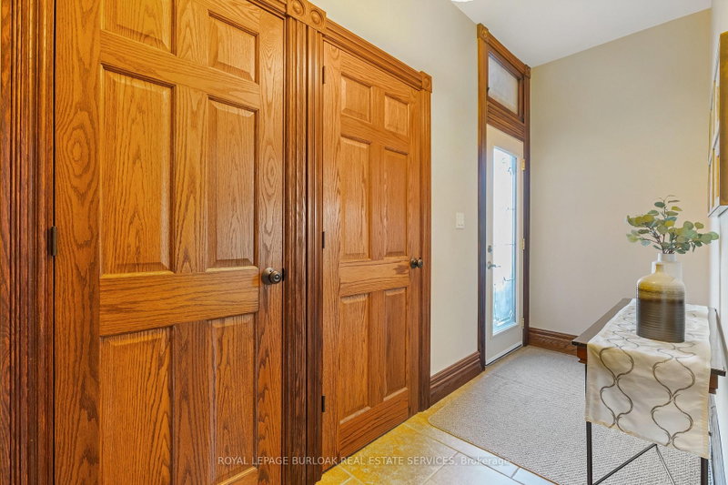 Main Flr - 107 Catharine Street S