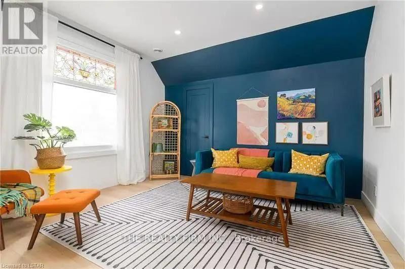 3 - 304 Oxford Street E
