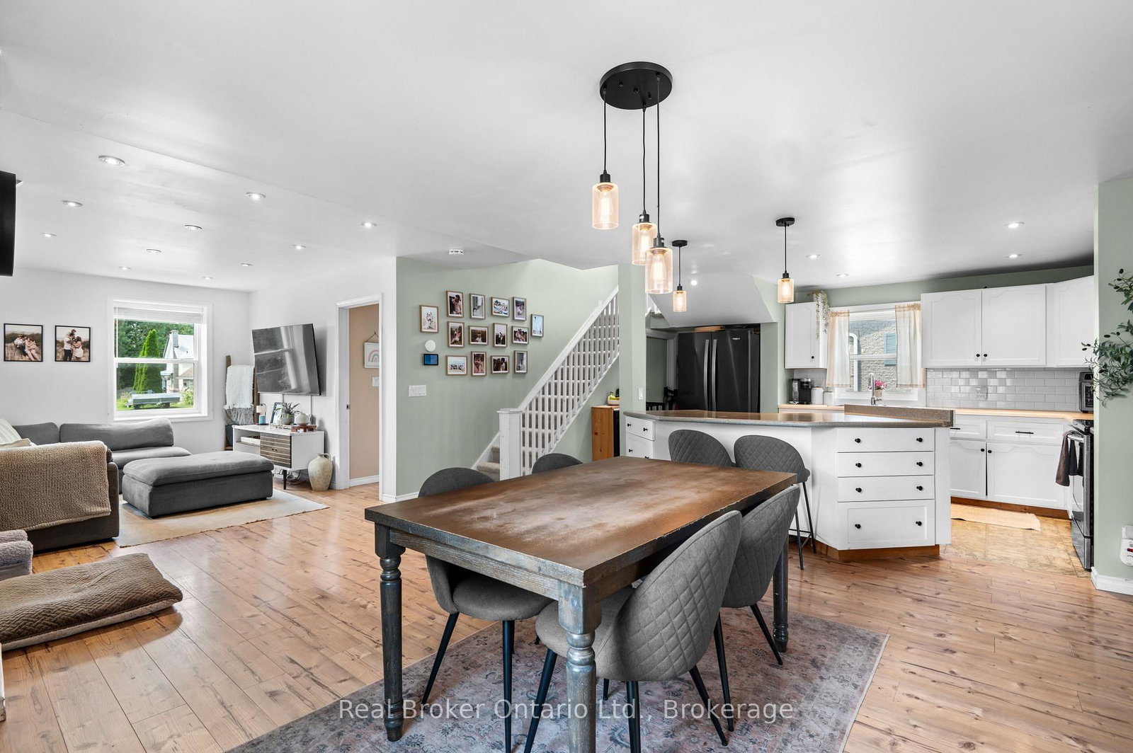 Listing Image 8