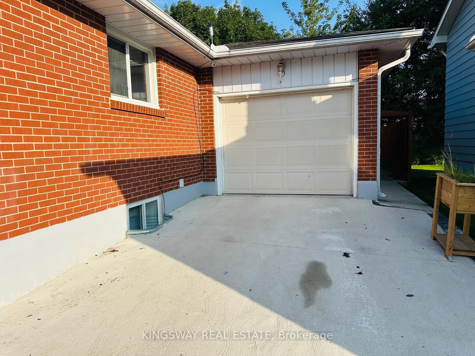 35 Silver Aspen Crescent • Kitchener, ON photo 3