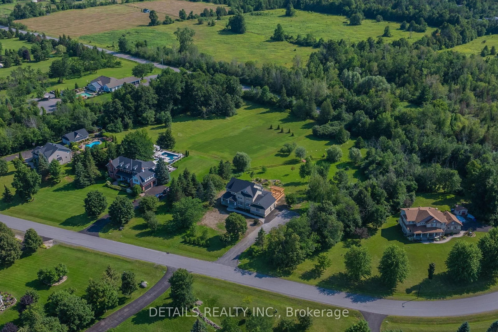 28 Ridingview Crescent • Ottawa, ON photo 4
