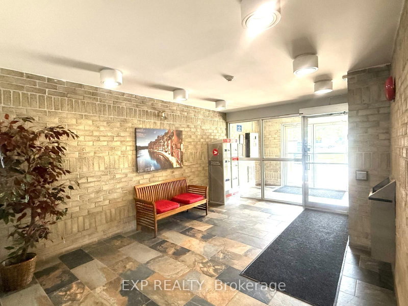 739 Deveron Cres photo 5