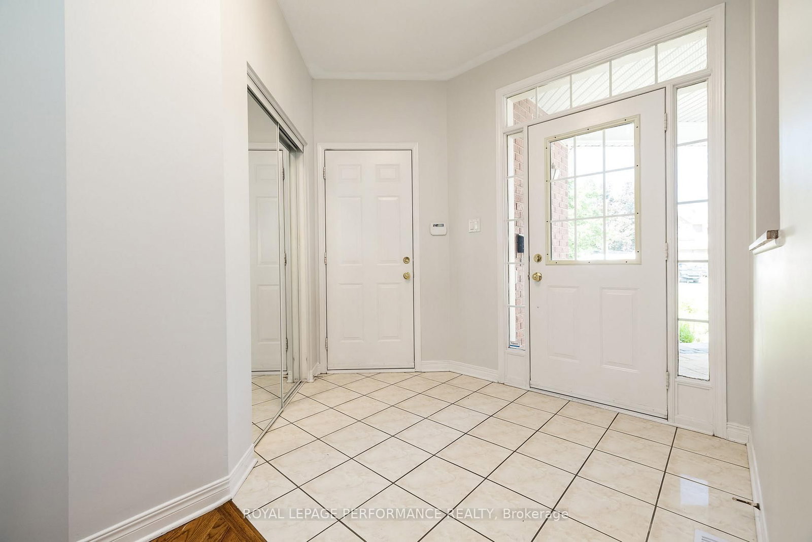 127 Finn Court • Ottawa, ON photo 3