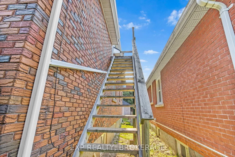 493 COLLEGE St photo 5