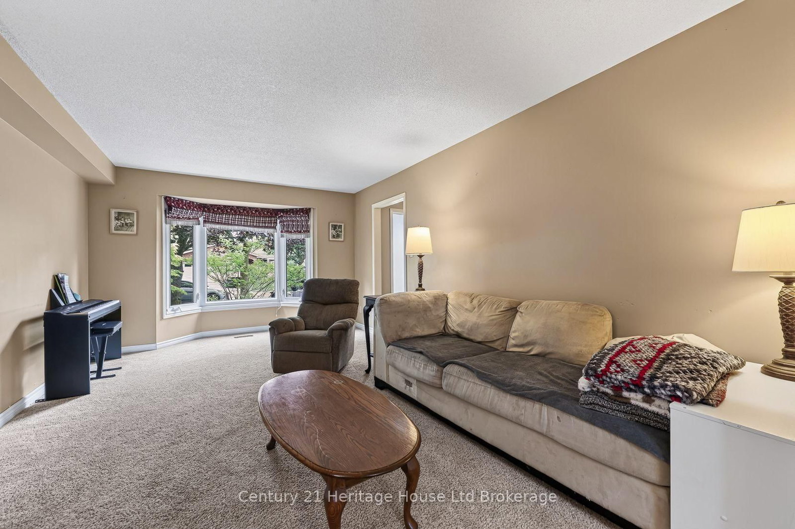 27 SIOUX Crescent • Woodstock, ON photo 12