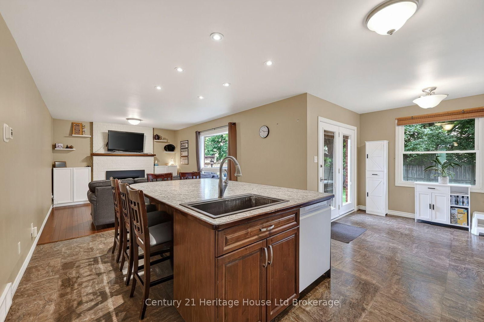 27 SIOUX Crescent • Woodstock, ON photo 18