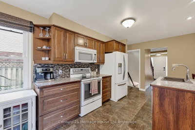 27 SIOUX Crescent • Woodstock, ON photo 3