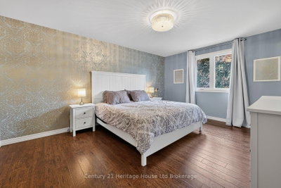 27 SIOUX Crescent • Woodstock, ON photo 4