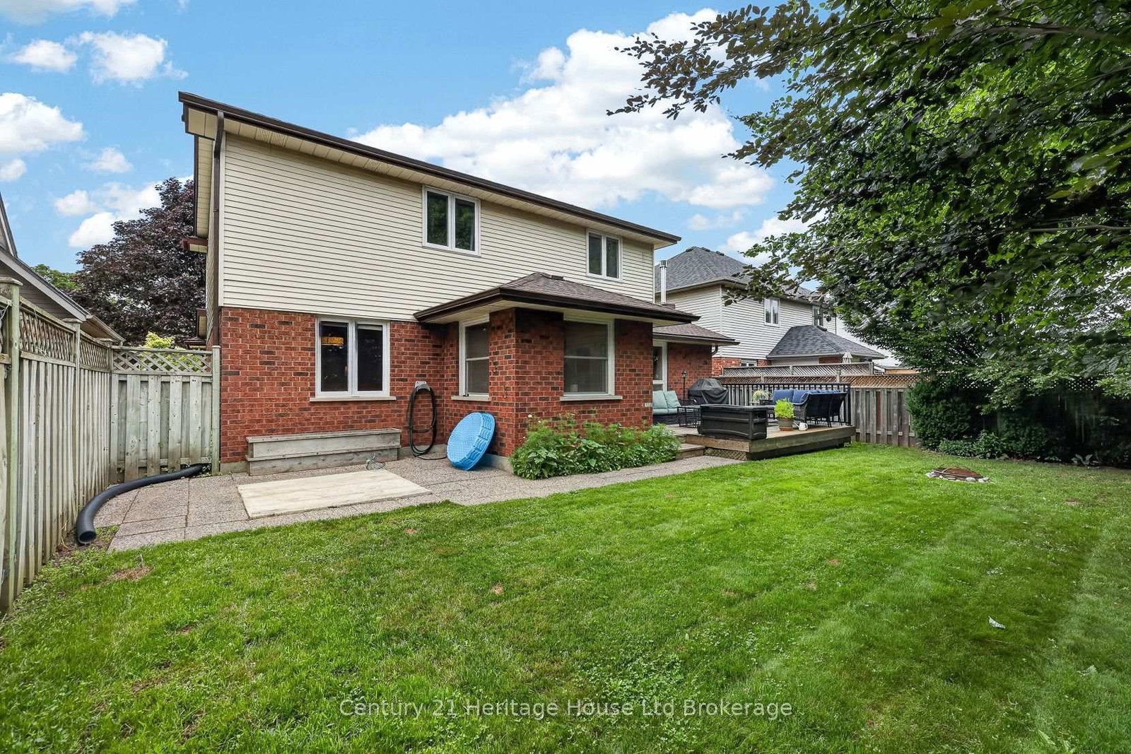 27 SIOUX Crescent • Woodstock, ON photo 5
