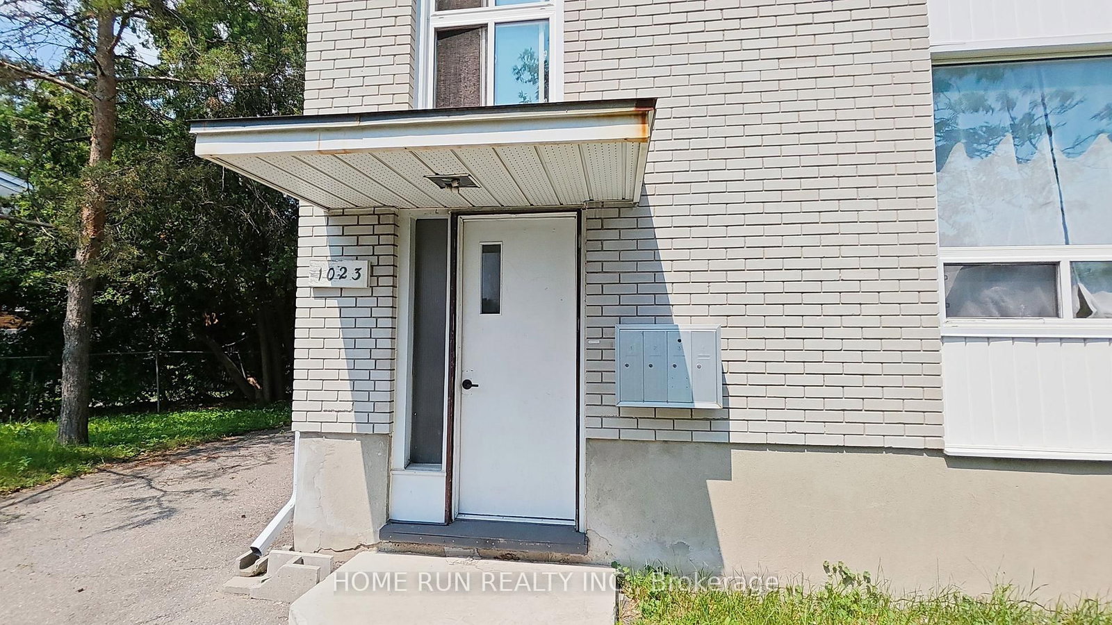 1023 Meadowlands Drive • Ottawa, ON photo 4