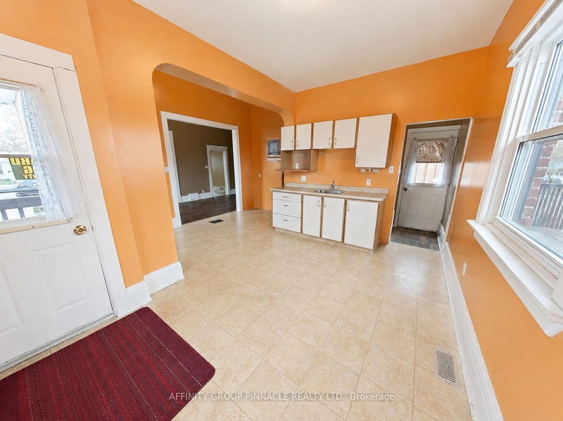 170 Queen St photo 4