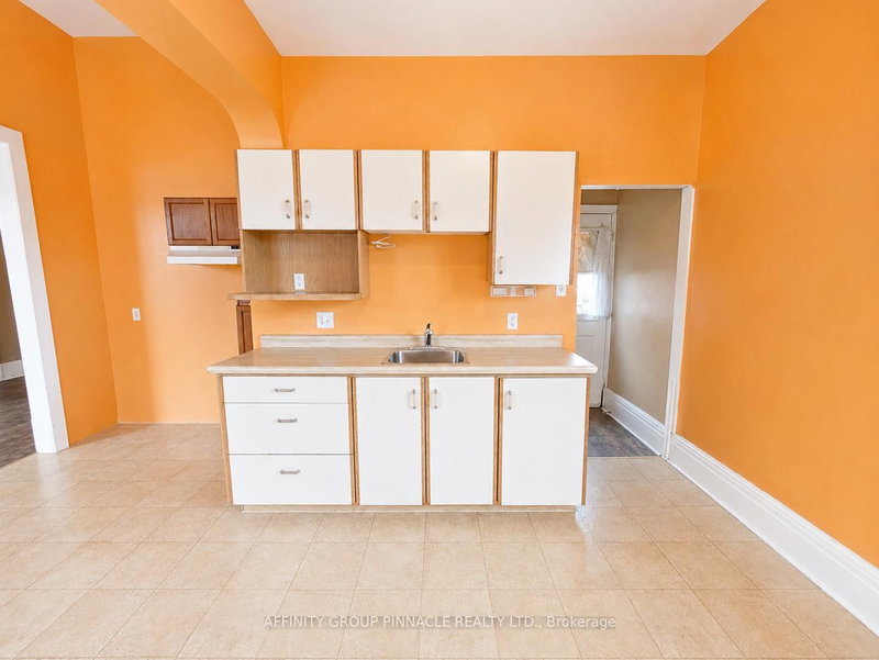 170 Queen St photo 5