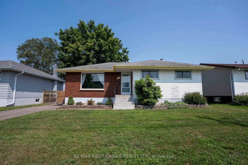 139 Churchill Drive W