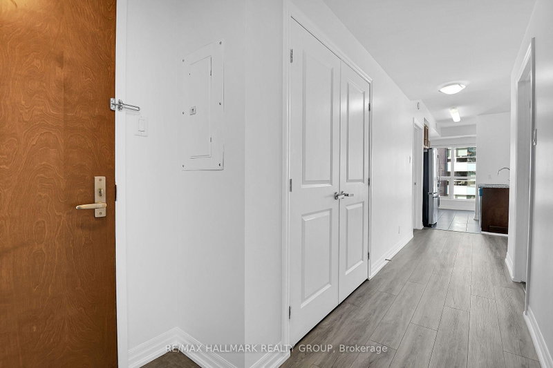 242 Rideau St photo 5