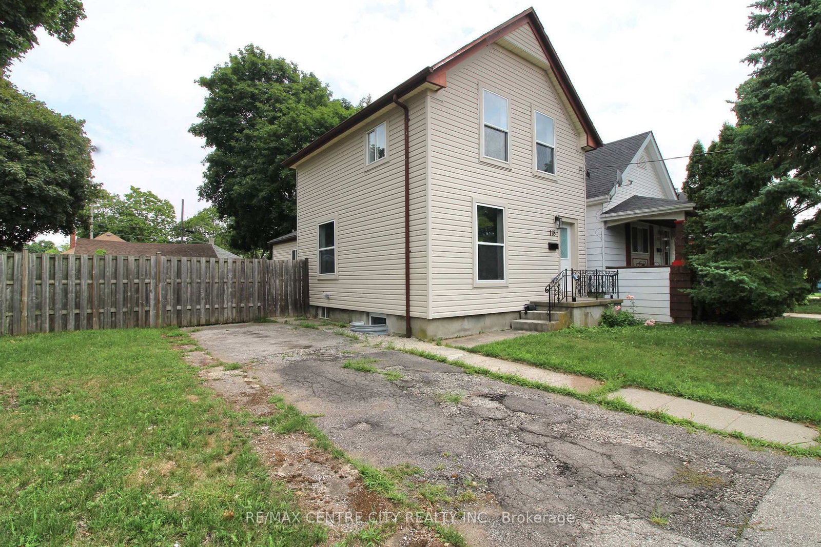 118 Delaware Street, London East