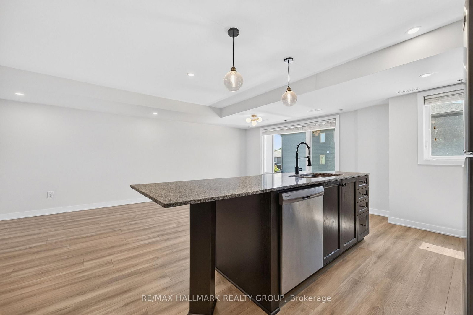 575 Takamose Private • Ottawa, ON photo 18