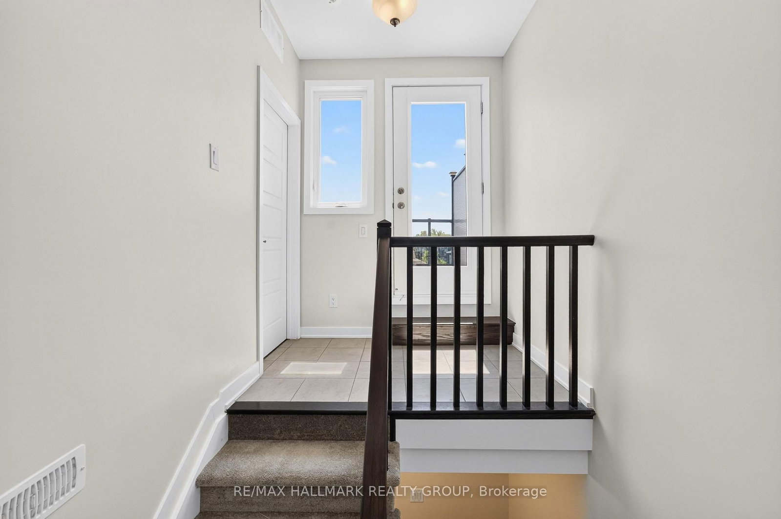 575 Takamose Private • Ottawa, ON photo 40