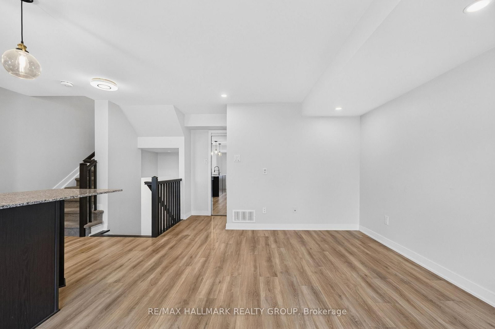 575 Takamose Private • Ottawa, ON photo 8