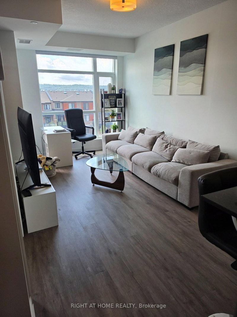 405 - 600 North Service Road