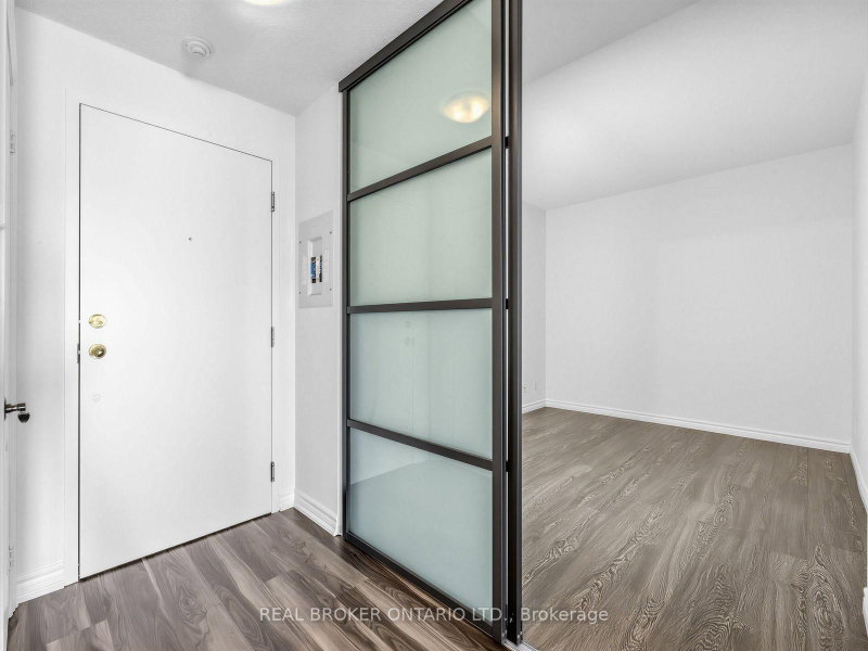 1011 - 135 James Street S