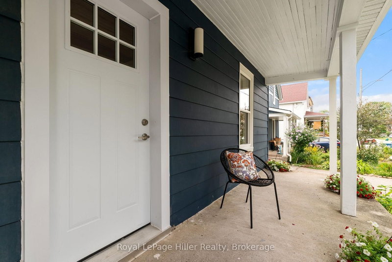 137 Rebecca St photo 4