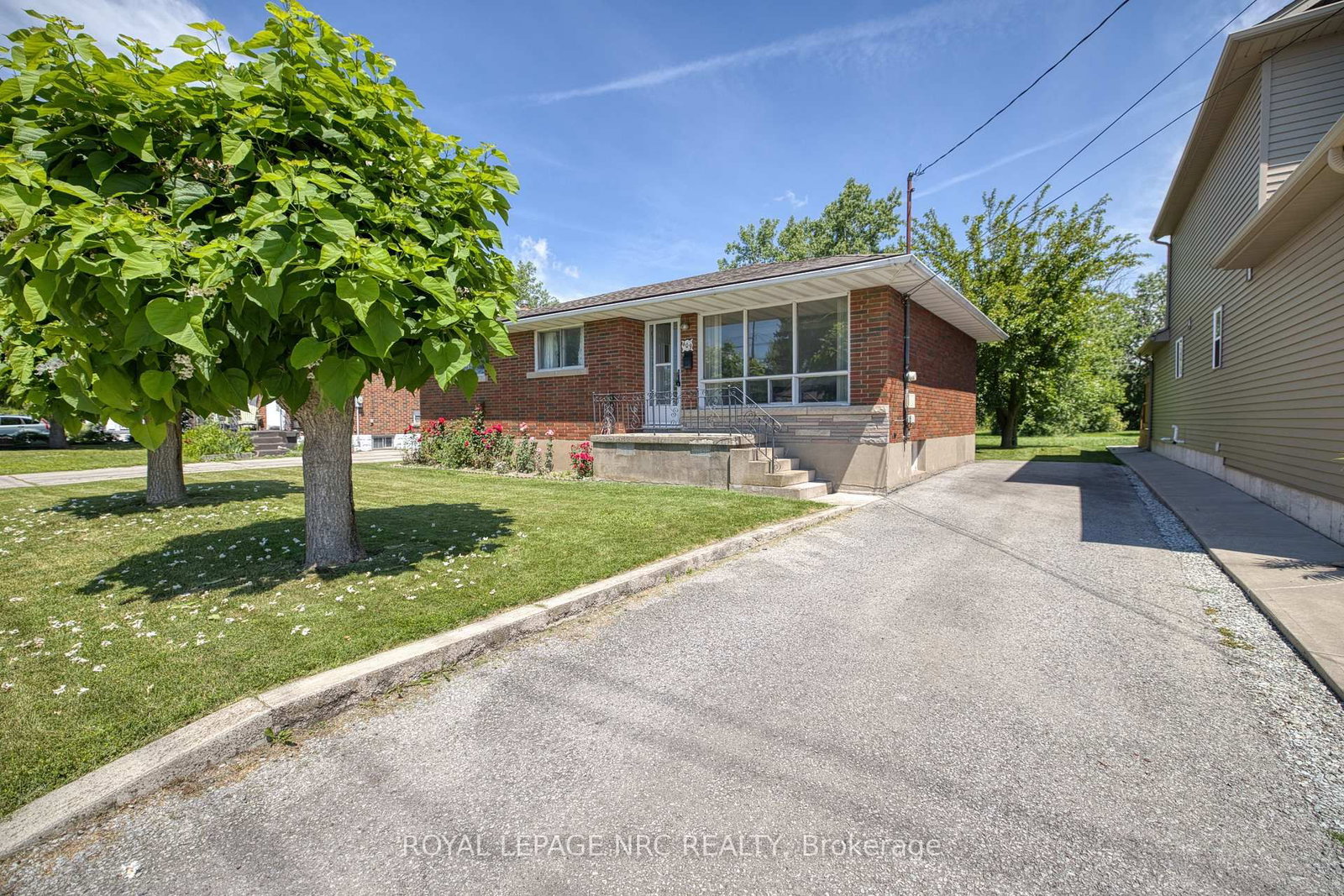 409 Broadway Avenue • Welland, ON photo 1