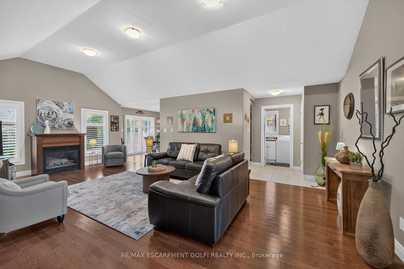108 WILLOWDALE Cres photo 5