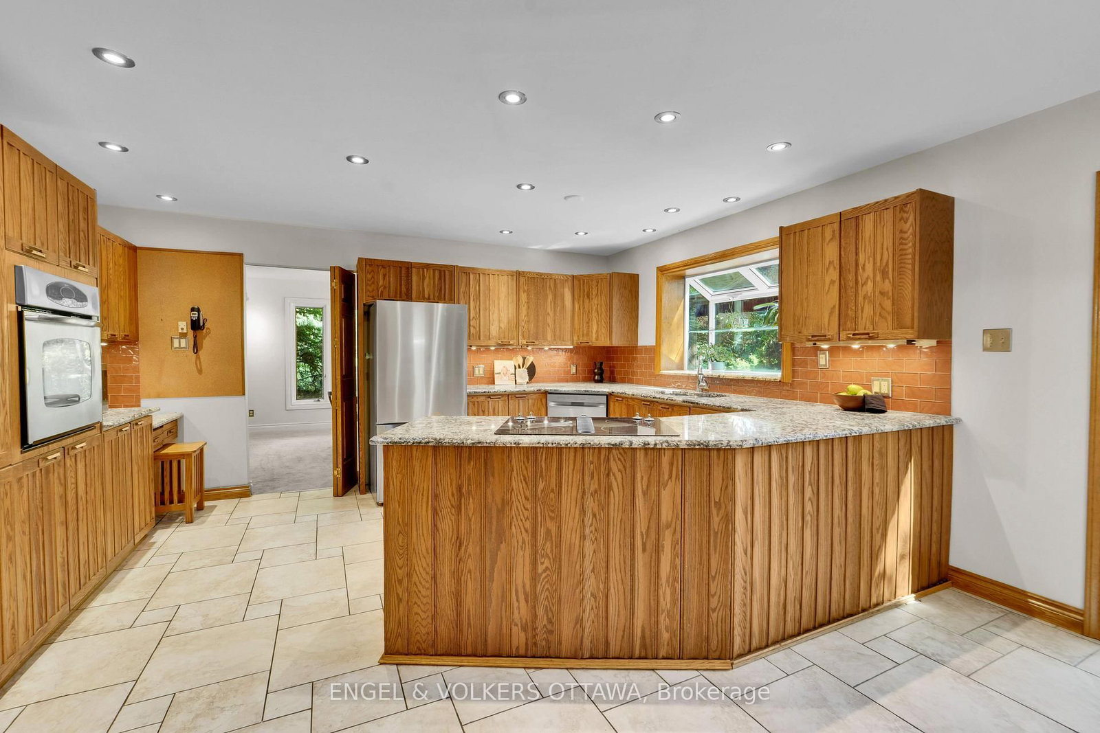 7 Mid Pines Grove • Ottawa, ON photo 8