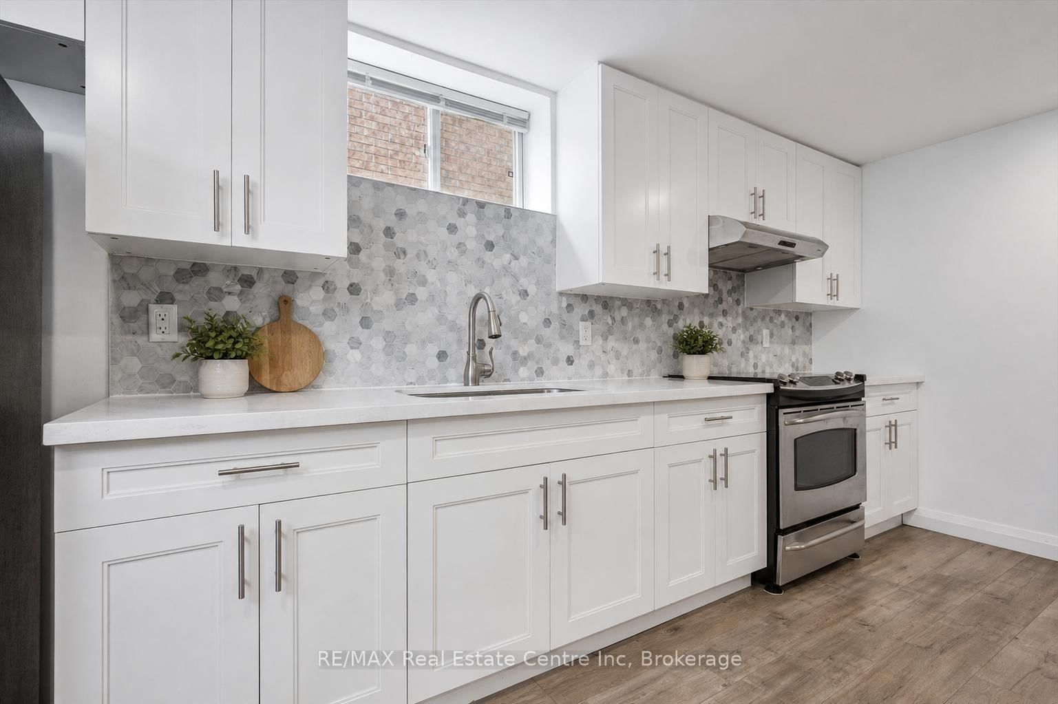 18 KEYS Crescent • Guelph, ON photo 24