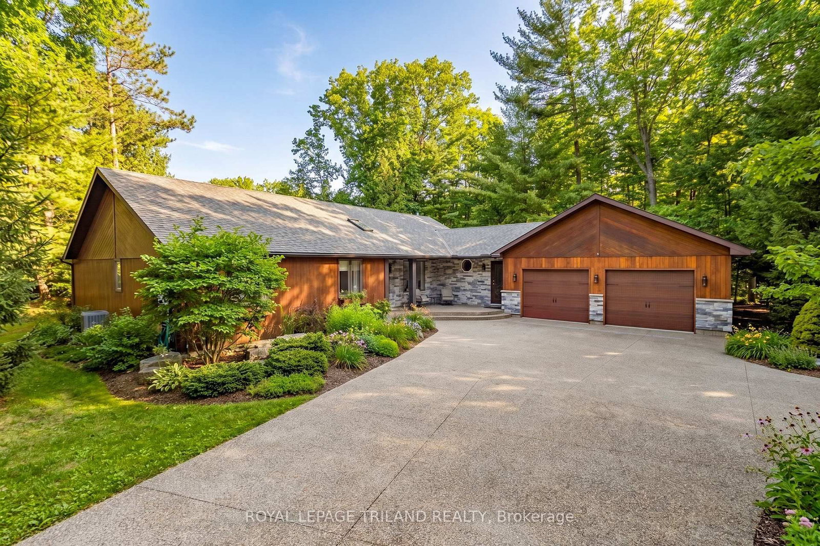 10498 Pinetree Drive • Lambton Shores, ON photo 1