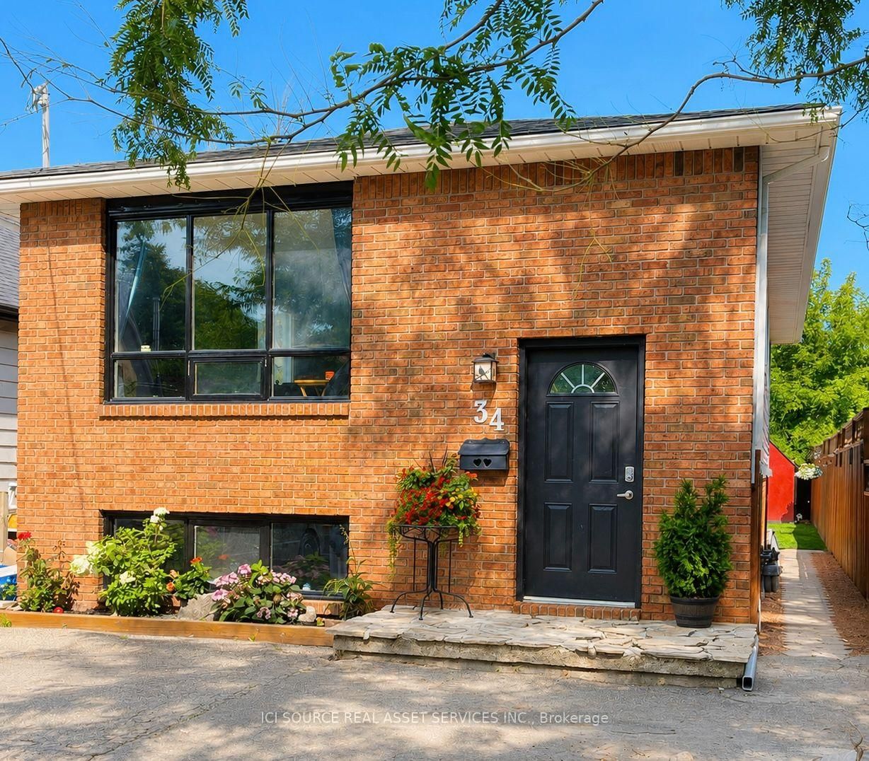 34 Grantham Avenue • St. Catharines, ON photo 1