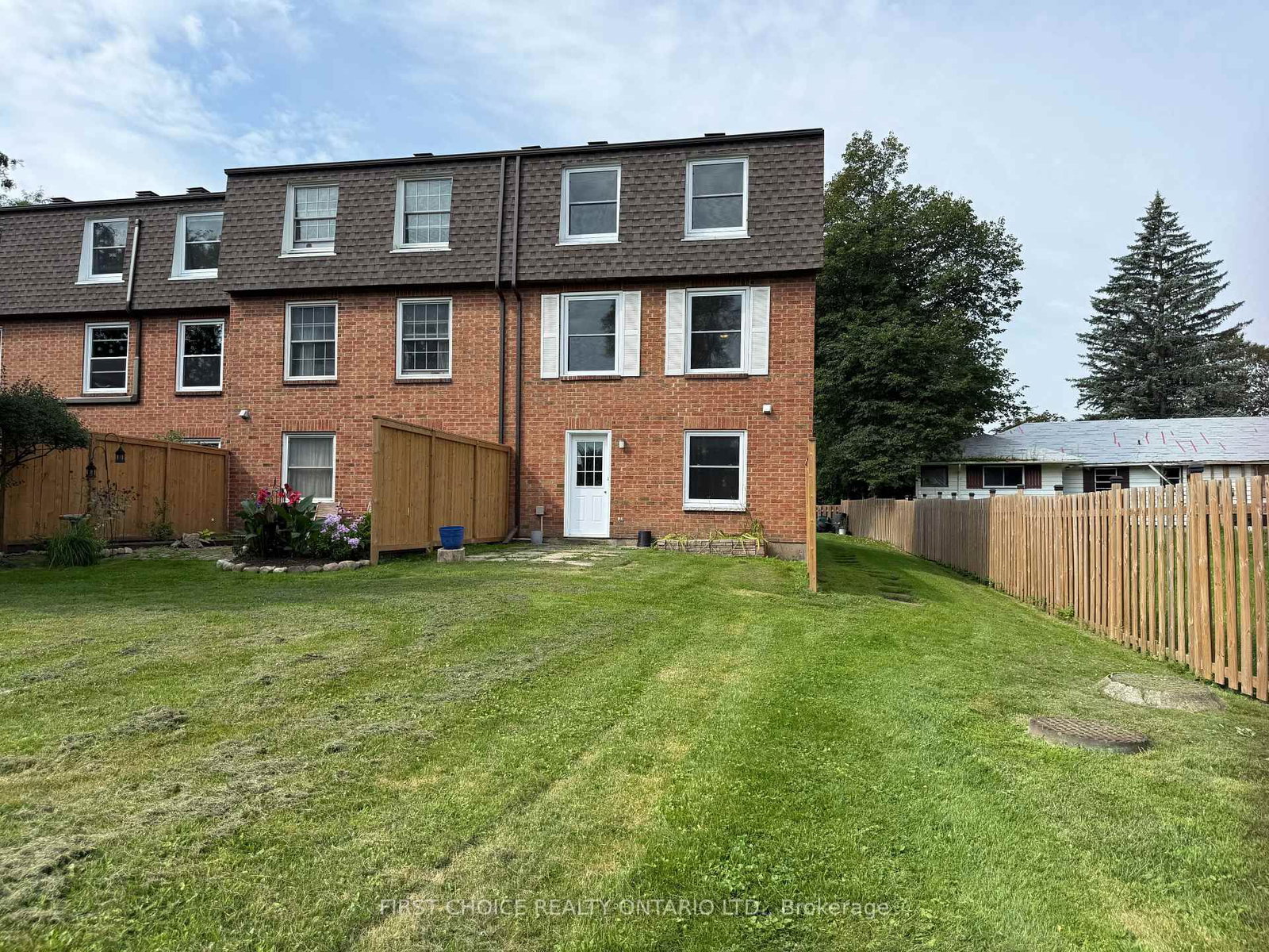 32 Appleby Private N • Ottawa, ON photo 2