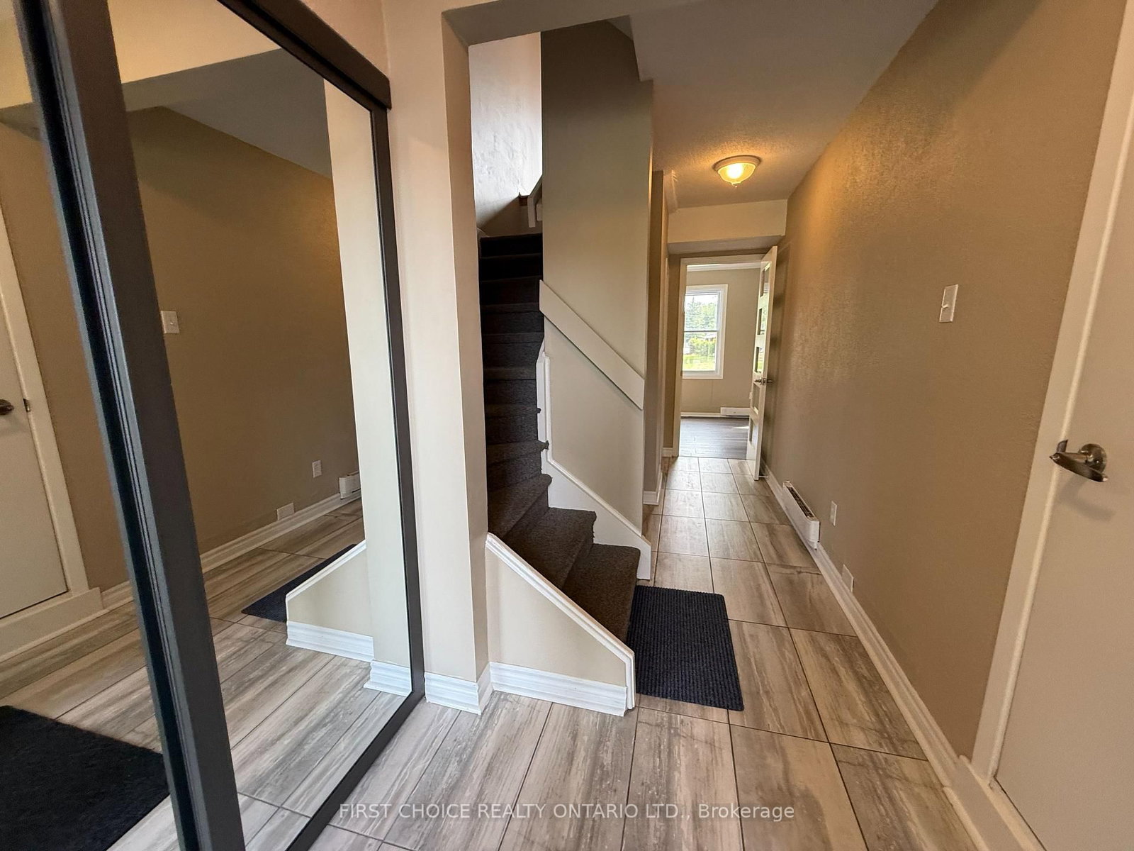 32 Appleby Private N • Ottawa, ON photo 3